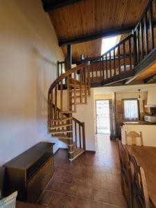 drewniane spiralne schody w kuchni ze stołem w obiekcie Chaleureux studio-mezzanine w mieście Tende