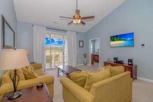 Zona d'estar a Barefoot Beach Haven at Barefoot Resort & Golf - 3rd Floor- Close to Everything