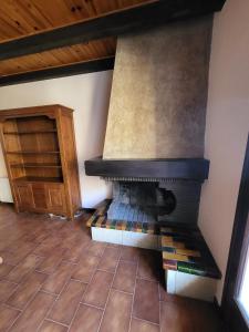 kominek w pokoju z podłogą wyłożoną kafelkami w obiekcie Chaleureux studio-mezzanine w mieście Tende +1 zdjęcie