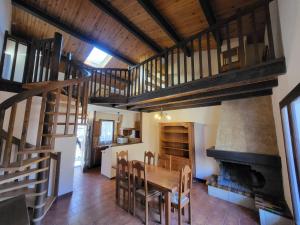 een eetkamer met een tafel en een open haard bij Chaleureux studio-mezzanine in Tende