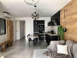Fotografija v galeriji nastanitve Le 9.13 - T2 neuf de standing vue mer v mestu Bandol