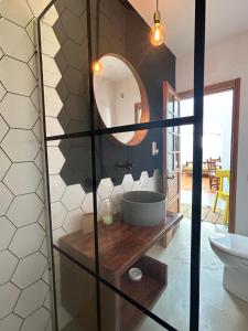 サンタ・ルシアにあるLa Casa de Tirajana free wifi 600 mbのバスルーム(洗面台、鏡付)