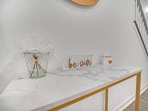 Ein Bett oder Betten in einem Zimmer der Unterkunft Gorgeous New Townhome/Charlotte!