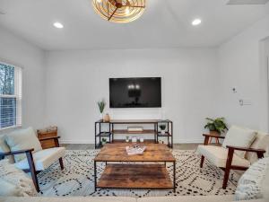 TV/Unterhaltungsangebot in der Unterkunft Gorgeous New Townhome/Charlotte!