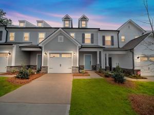 ein großes graues Haus mit Auffahrt in der Unterkunft Gorgeous New Townhome/Charlotte! in Charlotte