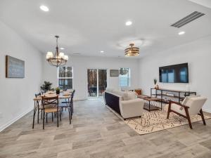 Ein Sitzbereich in der Unterkunft Gorgeous New Townhome/Charlotte!