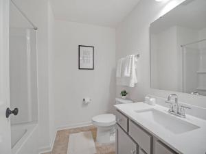 Ein Badezimmer in der Unterkunft Gorgeous New Townhome/Charlotte!