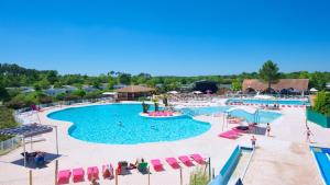 una vista aérea de una piscina en un complejo en Vos MEILLEURS Vacances en Mobil Home, en Gastes