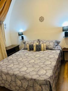 1 dormitorio con 1 cama con 2 almohadas en Cuchilla Alta domo geodésico en Cuchilla Alta