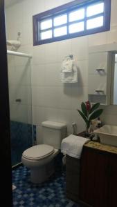 Casa aconchegante ampla e charmosa في مورو دي ساو باولو: حمام مع مرحاض ومغسلة