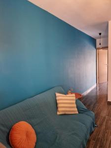 Camera blu con divano e cuscino di The Clover a San Pawl il-Baħar