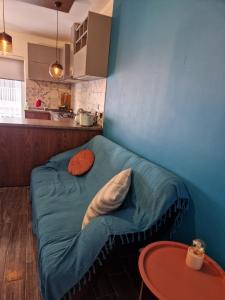 un letto in una camera con tavolo in cucina di The Clover a San Pawl il-Baħar