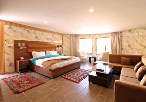 Seven Wonders Luxury Camp في وادي موسى: غرفه فندقيه بسرير واريكه