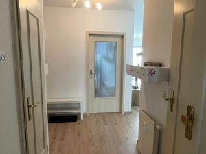 an empty room with a hallway with a door at Ostsee-Ferienwohnung-Lipsia in Ostseebad Nienhagen