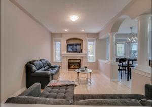 Χώρος καθιστικού στο Big family home w/ Deck, Ping Pong, BBQ & Garage