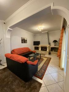 sala de estar con sofá y mesa en Sitara's House en Karpenision