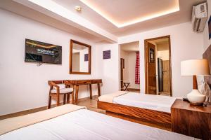 Rúm í herbergi á Nomads Party Hotel