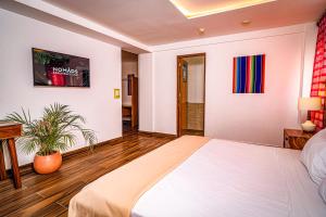 Rúm í herbergi á Nomads Party Hotel