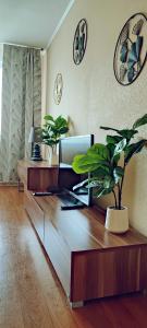 ein Büro mit einem Schreibtisch mit einem Computer und zwei Anlagen in der Unterkunft Fruza family apartment in Riga in Riga