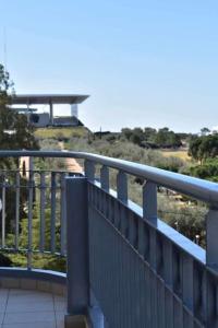 - Balcón con valla y vistas a un campo en Stavros Niarhos apartment, en Atenas