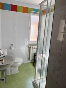 y baño con aseo y ducha acristalada. en Hosteria Tajahierro, en Reinosa