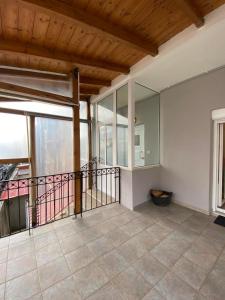 um quarto vazio com uma varanda com um espelho em Sitara's House em Karpenision
