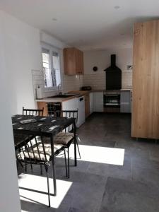 cocina con mesa y sillas en una habitación en Au fil de la lys, en Merville