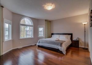 Ένα ή περισσότερα κρεβάτια σε δωμάτιο στο Big family home w/ Deck, Ping Pong, BBQ & Garage