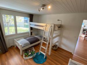 sypialnia z łóżkiem piętrowym i drabiną w obiekcie Apartment Arvenbüel-Flüügespitz w mieście Amden