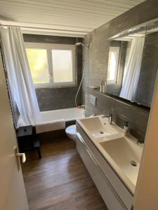 un bagno con lavandino, WC e vasca di Apartment Arvenbüel-Flüügespitz ad Amden Altre 9 foto