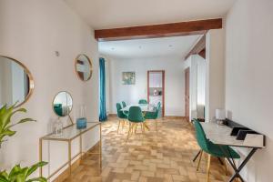シュシー・アン・ブリにあるBelle maison Paris/Disneyのリビングルーム(テーブル、緑の椅子付)