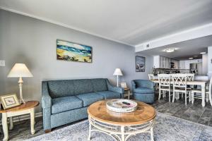 - un salon avec un canapé et une table dans l'établissement Oceanfront Vacation Rental in Murrells Inlet!, à Myrtle Beach