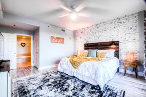 Postel nebo postele na pokoji v ubytování Laketown Wharf 734 By Aneliya