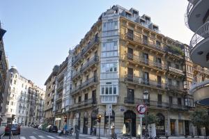 un edificio blanco alto al lado de una calle en Easo Suite 2B by FeelFree Rentals, en San Sebastián
