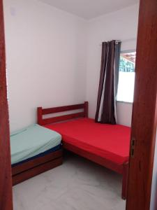 zwei Betten in einem Zimmer mit Fenster in der Unterkunft Casa beira rio em Prado in Prado