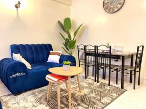 un soggiorno con un divano blu e un tavolo di Cosy and spacious apartment in Meru a Meru