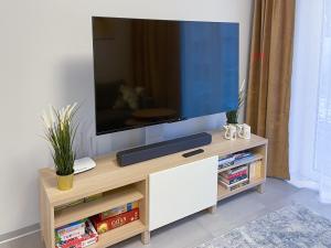 Televízia a/alebo spoločenská miestnosť v ubytovaní Apartament Cudovny