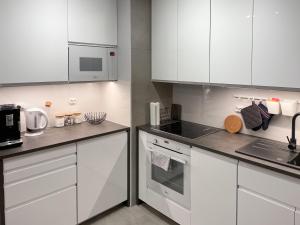 Kuchyňa alebo kuchynka v ubytovaní Apartament Cudovny