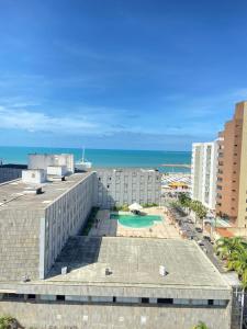 - une vue aérienne sur un bâtiment avec une piscine dans l'établissement Flat com vista para o Mar, à Fortaleza