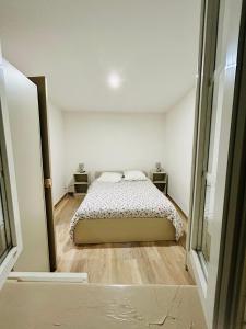 um quarto com uma cama e duas mesas de cabeceira em Appartement T2 - 4 couchages em La Garde