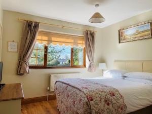 um quarto com uma cama e uma janela em Millhouse B&B em Ballymote