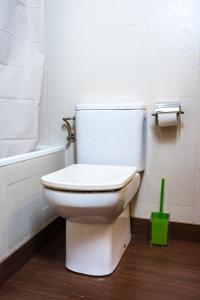 a bathroom with a white toilet and a bath tub at Singular apartamento en Delicias by beBalmy in Madrid