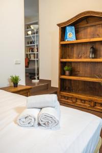 two towels on a bed in a room at Singular apartamento en Delicias by beBalmy in Madrid