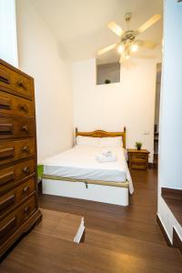 a bedroom with a bed and a ceiling fan at Singular apartamento en Delicias by beBalmy in Madrid