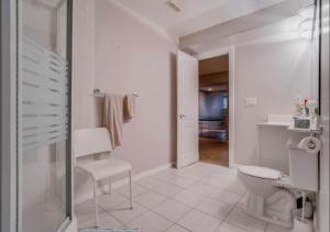 Ένα μπάνιο στο Big family home w/ Deck, Ping Pong, BBQ & Garage +49 φωτογραφίες