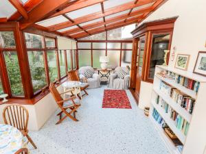 a screened in porch with chairs and a table at Pringles Orchard in Gildingwells