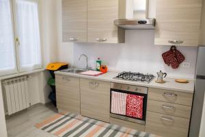 Kuchyň nebo kuchyňský kout v ubytování Appartamento L'Edera