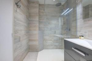 y baño con lavabo y ducha. en Studio Grammont 4 en Tours