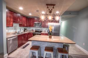 Η κουζίνα ή μικρή κουζίνα στο Laketown Wharf 429 By Aneliya