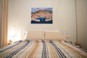 Schlafzimmer mit einem Bett mit Wandgemälde in der Unterkunft Όμορφη μονοκατοικία με 2 υπνοδωμάτια και τζάκι in Nafpaktos
